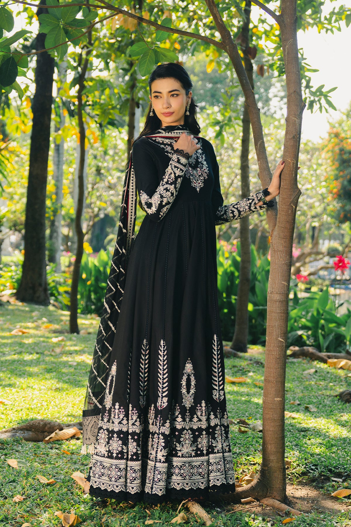 embroidered lawn suit Pakistan